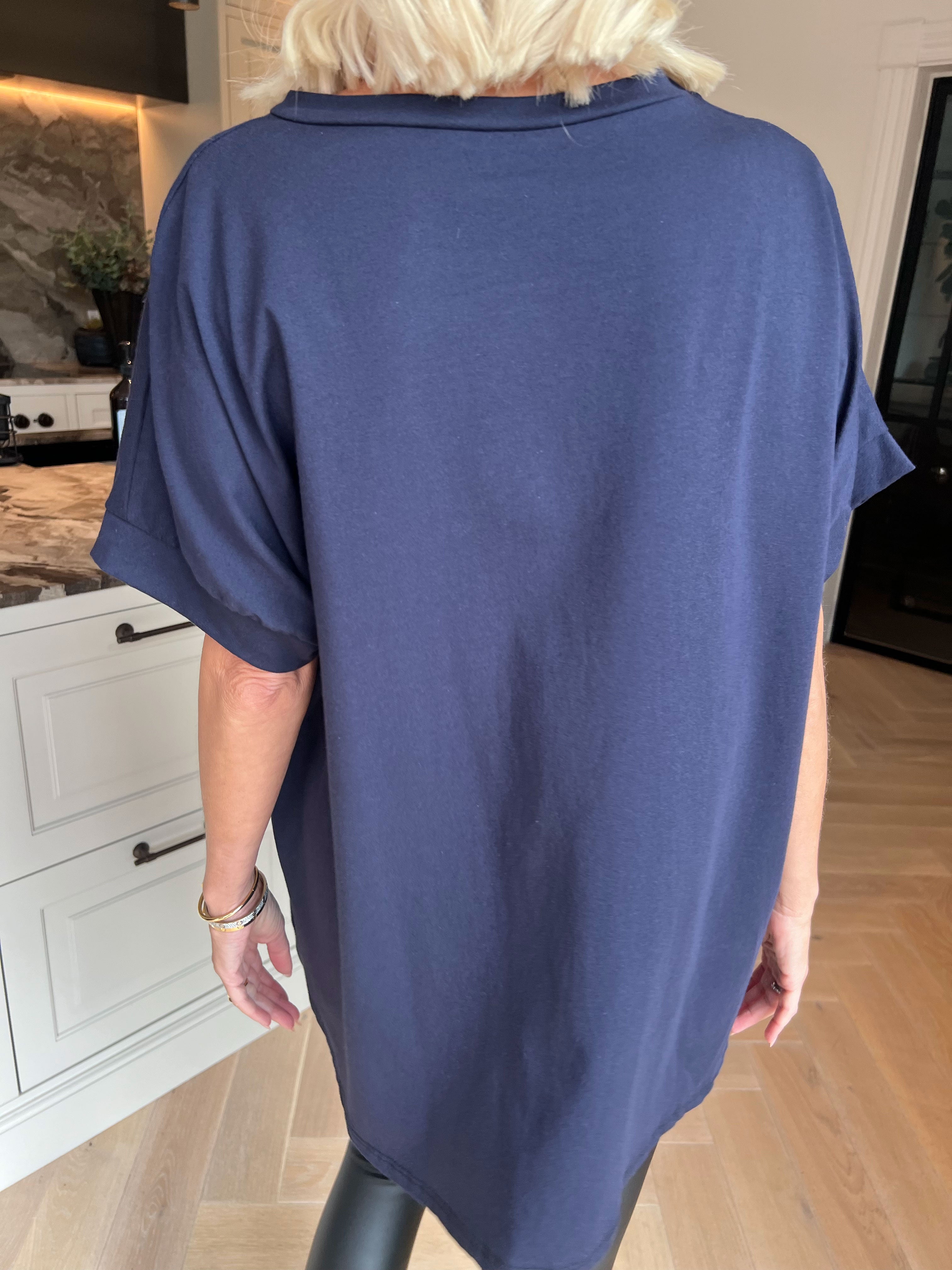 Carna - T-shirt i bomuld med VOGUE på brystet med fine similisten og nitter